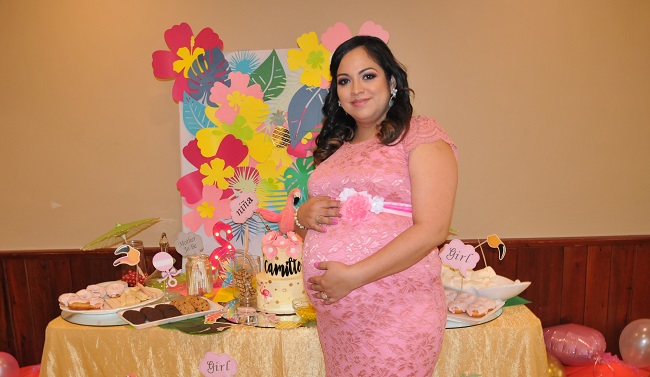 Entre flamingos y flores tropicales ¡el baby shower de Alejandra!