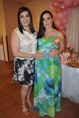 La futura mamá, Michelle Bueso de Fajardo, junto a su hermana, Johana Bueso