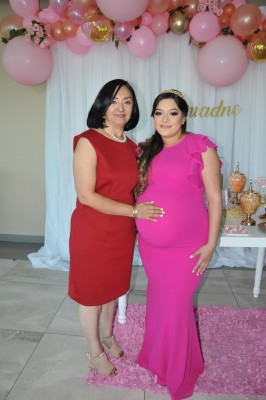 La futura mamá, Sandia Vides, junto a su madre, Lorena Morales