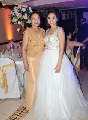 La hermosa novia, Elia Lavinia Hernández Santos junto a su madre, Eva Lavinia Santos