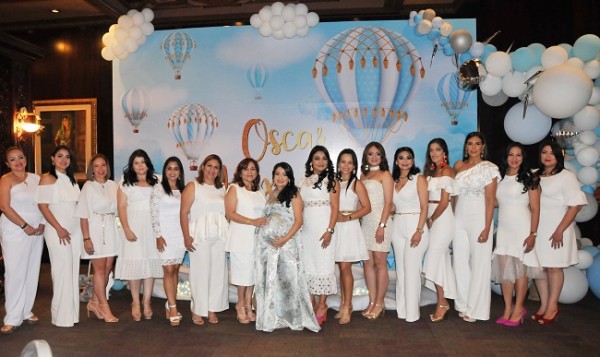 Las anfitrionas del baby shower en honor a Katherin de López, junto a la futura mamá