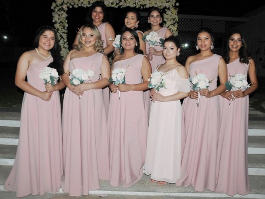 Las damas del cortejo de la novia en una imagen del recuerdo para Farah La Revista