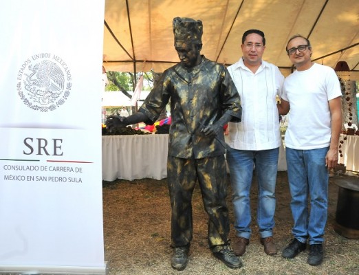 Las estatuas humanas de PTF hicieron alusión a la cocina hondureña y mexicana; José Melo y Damario Reyes, posan junto a una de estas