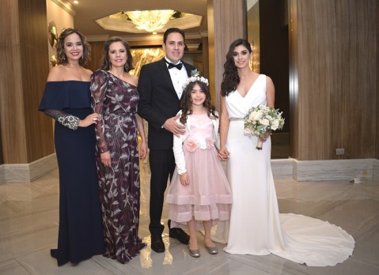 Los recién casados, Laura Zelaya y Gerardo Gutiérrez, junto a sus hermanas, Melissa de Garza y Cinthia Gutiérrez, con Ana del Carmen, hija del novio. 