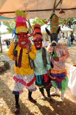 Los Diablitos de Comayagua participaron con El Baile de Los Diablitos en el evento gastronómico, luciendo un vestuario de origen lenca en honor a San Sebastián.