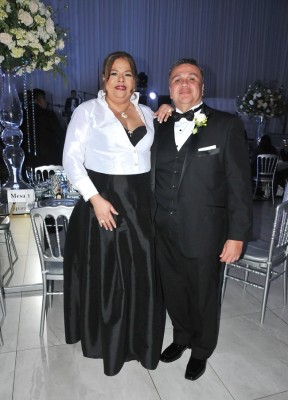 Los padrinos de boda; el hermano de la novia, Mauricio Morales y Ondina Morales
