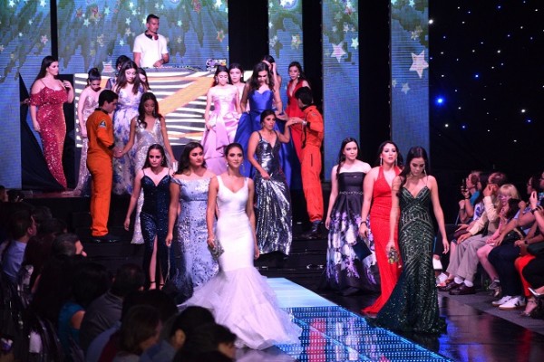 Los seniors de la EIS presentaron su inigualable Runway al estilo interestelar en el Astroworld Fashion Show 2019