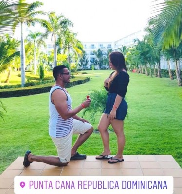 Luego de 6 años de noviazgo, Dariela Orellana y Edwin Bardales se comprometieron en matrimonio en Punta Cana, República Dominicana