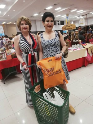 Maritza Rojas con la designda presidencial Maria Antonia Rivera en el Bazar del Sábado