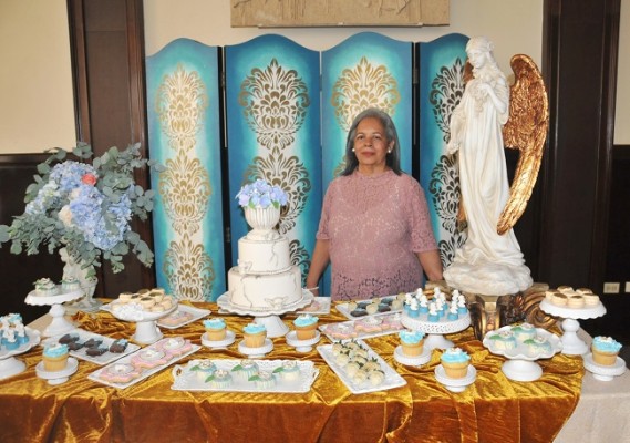 María Esther Barahona Hernández compartió en su cumpleaños el exquisito pastel dedicado a ella por Nadia Canahuati de Signature Cakes, complementando la apuesta con el candy bar de Treats Boutique