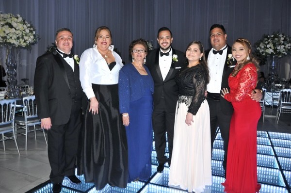 Mauricio Morales, Ondina Morales, Esther de Moreno, Gabriel Morales, Waldina Flores, Fernando Morales y Michelle Schindelmaiser