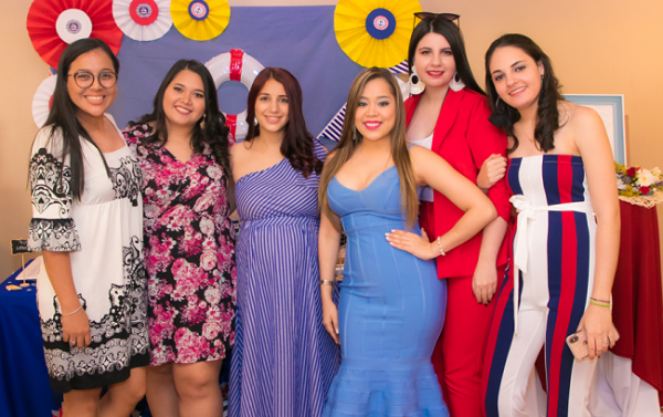Monica Segebre con sus amigas, celebrando su baby shower