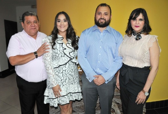 Natanael Sánchez Lazo y Karla Hernández Ferrera, junto a sus padres, Carlos Hernández y Lila Ferrera