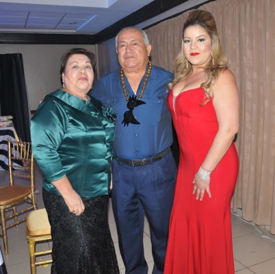 Norma de Pineda, Marco Antonio Pineda y Vanessa Pineda