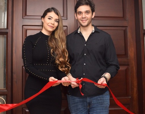 Rafael Boadas y Stefany Mosumesi en la inauguración oficial de Make Up Studio.