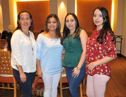 Sonia Pineda, Nora Espinoza, Dina Paredes y Denia Paredes