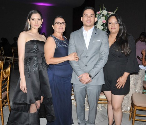 Susi Calix, Caridad Castillo, Antonio Calix y Mary Castillo