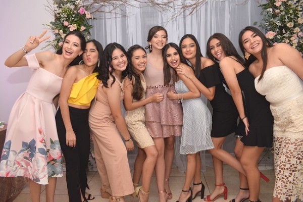 Una imagen del recuerdo de Camila Rocío junto a sus compañeras de estudio en la Franciscan School
