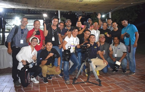 Una imagen del recuerdo donde fotográfos y camarógrafos posan para Chicha y Limón en el XOL Media Tour 2019