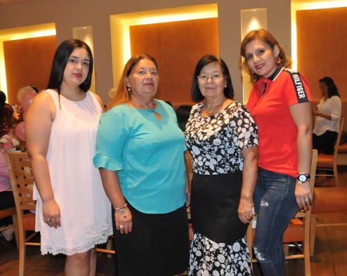 Vanessa Aguilar, Mari Pineda, Balbina Pineda y Nancy Aguilar