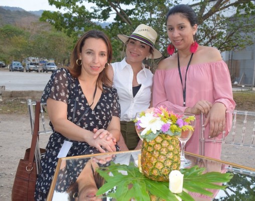 Wendy Aguilar, Bessy Mora y Alejandra Canales
