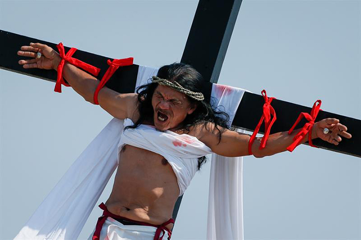 Filipinos se flagelan y crucifican para revivir la pasión de Cristo en viernes Santo