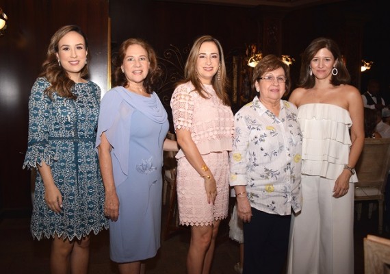 Adriana Hawit de Echeverri, Elda Prieto de Echeverri, Grissel de Córdoba, Cristina de Hawit y Ana Lucía Hawit