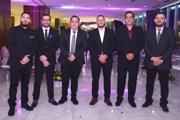 Los caballeros del cortejo de bodas: Ahiezer Iraeta, Brandon Perdomo, Byron Caballero, Roniel Pineda, Emil Rojas y Gian Carlo Espinal