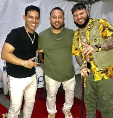 Allan Vallecillo con Tito el Bambino y Farruko en el carnval de La Ceiba