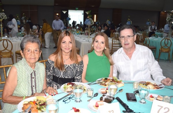 Ana Julia, Marisol y Ana Licona con Hugo Duarte