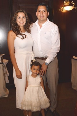 Ana de Henríquez, Mauricio Henríquez y su pequeña Camila