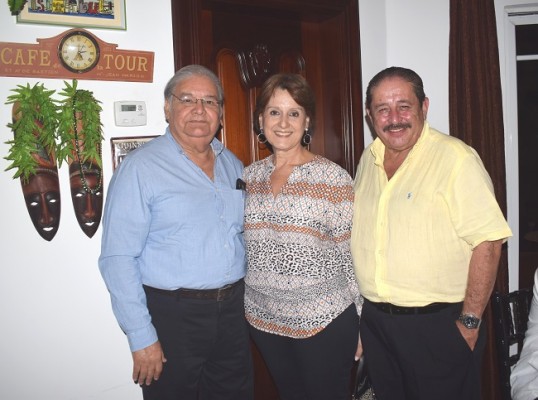 Arturo y Erlinda Alvarado con Carlos Vega.