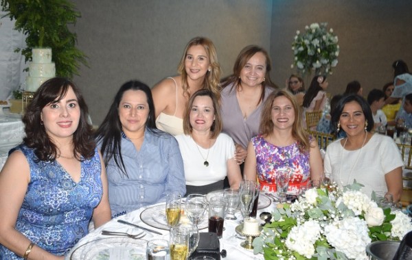 Bricelda Romero de Salgado, Kerry Holst, Nora Lesage, Rosana Handal, Karina Argueta, Elena Handal y Oneyda de Barahona