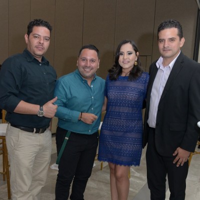 Christian Baide, José Bonilla con Yareli y Daniel Lujan.