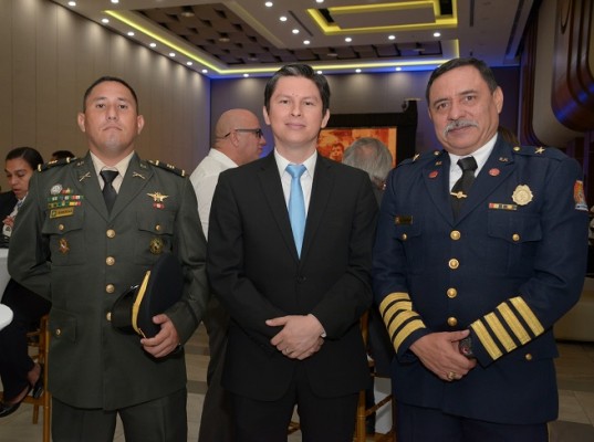 El capitán Maradiaga, Jairo David y el Mayor Alberto Varela.