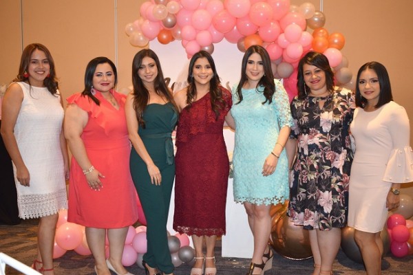 Con las oferentes de su bridal shower: Celia Morales, Carolina Zelaya, Carol Flores, Larissa Noriega, Lourdes Coello, Dulce Casco y María Rivera