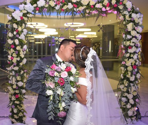 Christian Alessandro Pineda Ramos y Suyapa Gabriela Bueso Godoy sellaron con un romántico beso su enlace matrimonial ¡Así mismo como todo comenzó!