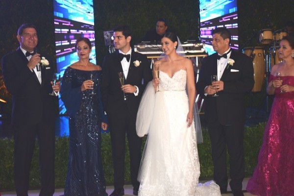 Momentos fabulosos y únicos durante el brindis por la felicidad de los novios.