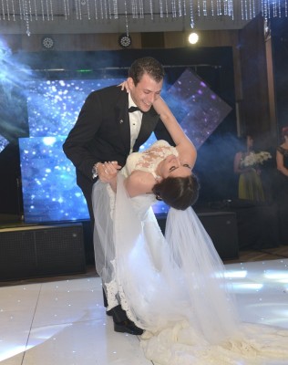 Daniel y Alexandra en una imagen fenomenal lograda durante su primer vals como esposos, To Love Somebody de Michael Buble.