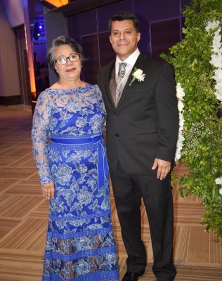 El afortunado novio, Holvan Antonio Ortiz Fugón y su madre, Xiomara Ortíz