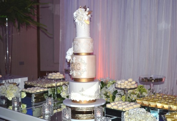 El exquisito candy bar y pastel de bodas fue dispuesto por los mismos hermanos de la novia con sus firmas Signature Cakes y Hanan´s Coffee and Bakery
