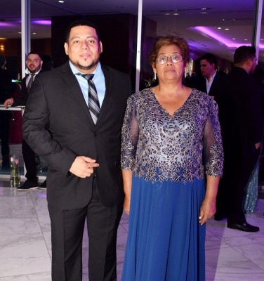 El hermano de la novia, Allan Bueso y su madre, Georgina Godoy