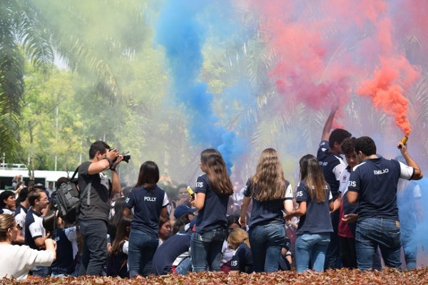 Entre humo de colores los seniors 2019 festejaron su emotiva tarde.
