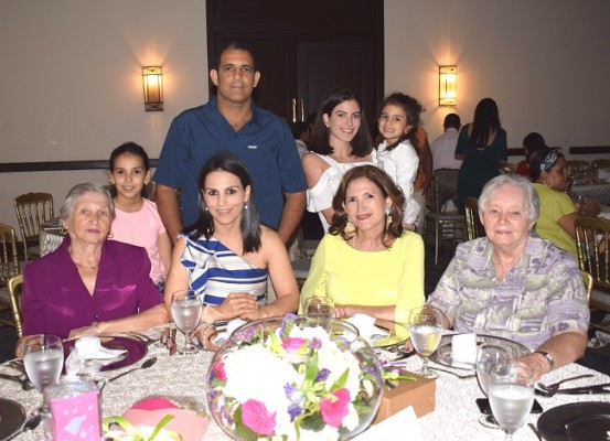 La familia Gabrie-Serrano celebrando el Día de La Madre