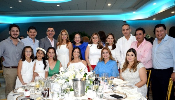 Familiares de la preciosa Luciana Suazo compartieron con ella la alegría al concretar su primera comunión
