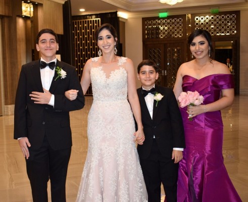 Fuad Handal Canahuati, junto a su bella madre, Carolina Canahuati y sus hijos Juan Diego y Ginan Handal Canahuati