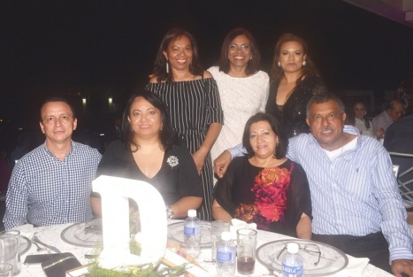 Daniela Elisa y su fiesta de XV años de esencia minimalista - eldiario.hn