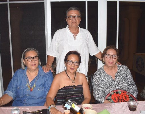 Israel Amaya, Olivia de Yáñez, Suyapa Hernández y Flor Amaya.