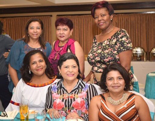 Ivis Linares, Nubia Montiel, Esperanza Barcelona, Julia Jackson, Adriana Alonzo y Josefina Medina