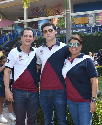 Javier Andrés Larach con sus padres, Javier Larach y Vanessa Zornitta.